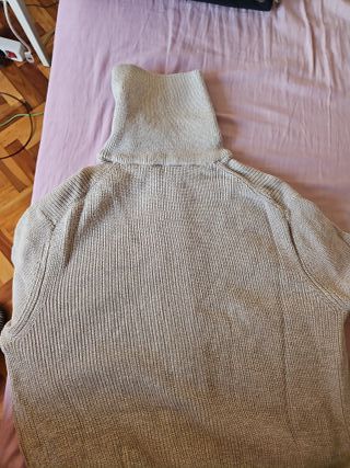 Chaqueta gris cuello alto cremallera