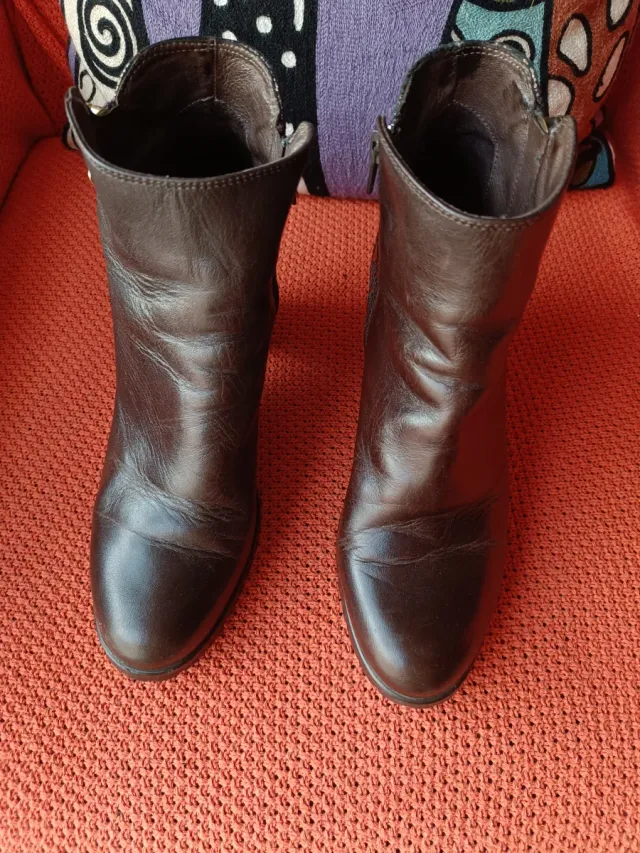 Botín marrón y dorado con cremallera exterior