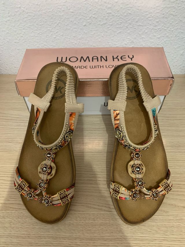 Sandalias Woman Key pedrería beige multicolor