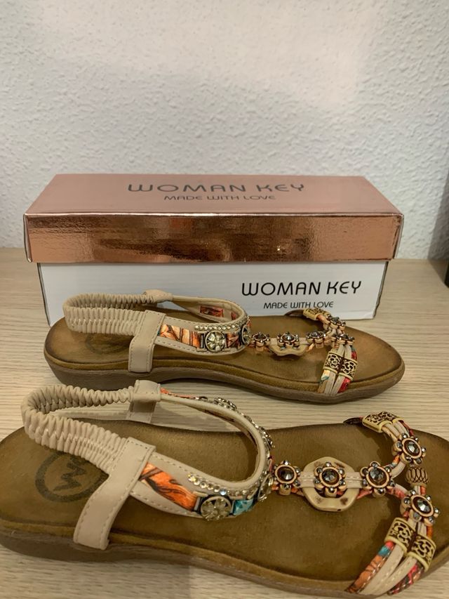 Sandalias Woman Key pedrería beige multicolor