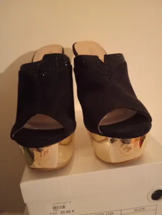 Sandalias negras y doradas con plataforma