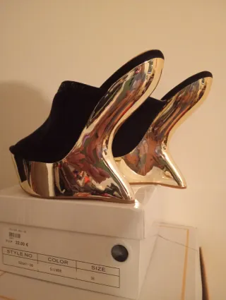 Sandalias negras y doradas con plataforma
