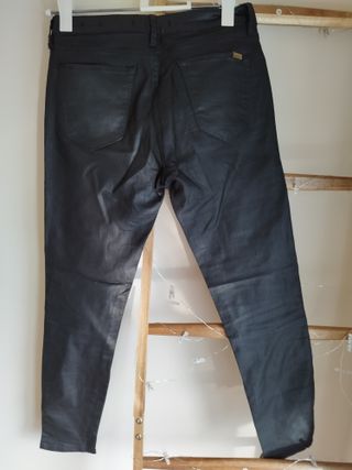 Pantalón poliéster, algo elastico