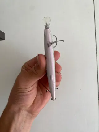 Señuelo de pesca plateado ideal para mar