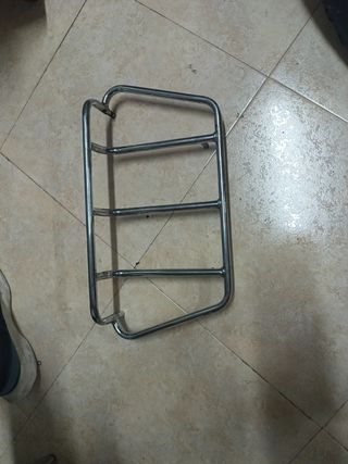 Soporte superior baúl moto