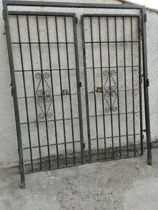 Puerta hierro 2 hojas barrotes macizos de 20mm.
