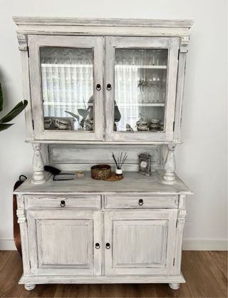Alacena madera maciza con puertas de cristal