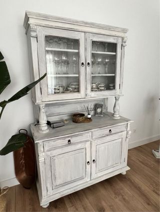 Alacena madera maciza con puertas de cristal