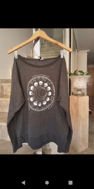 Sudadera gris con estampado de fases lunares