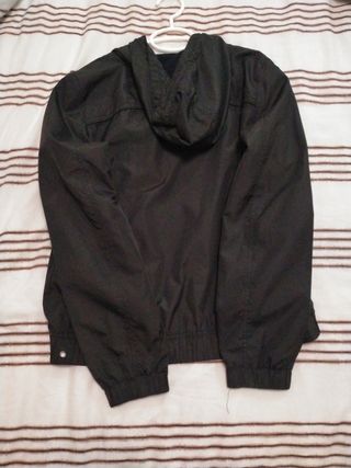 Chaqueta chubasquero negra con capucha