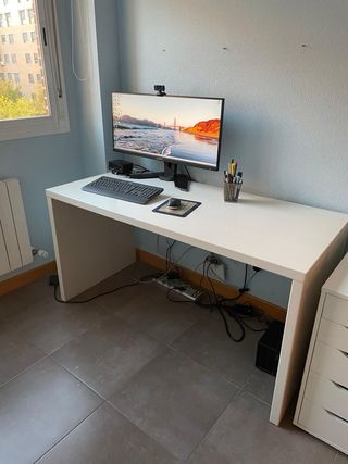 Mesa de escritorio blanca