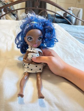 Bambola con capelli blu e vestito a pois
