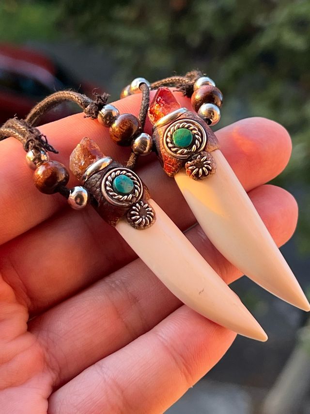 Colgante amuleto diente caimán turquesa y citrino