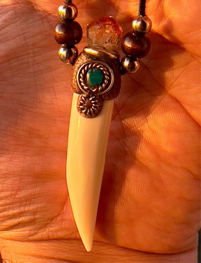 Colgante amuleto diente caimán turquesa y citrino