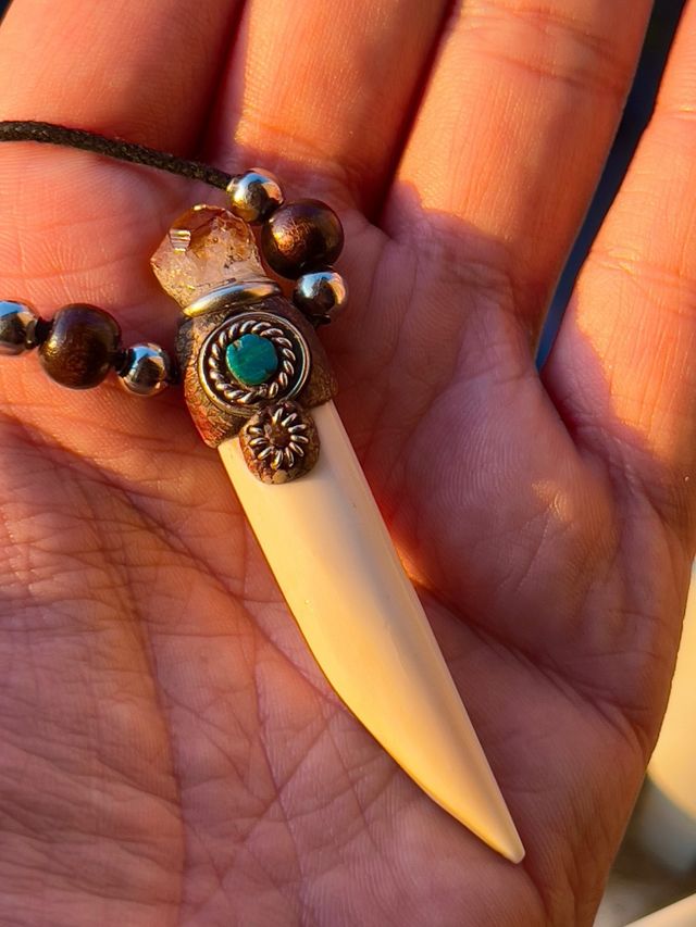 Colgante amuleto diente caimán turquesa y citrino