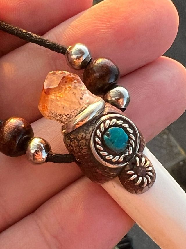 Colgante amuleto diente caimán turquesa y citrino