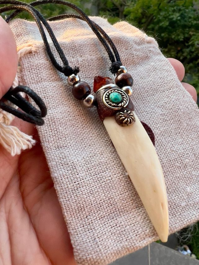 Colgante amuleto diente caimán turquesa y citrino