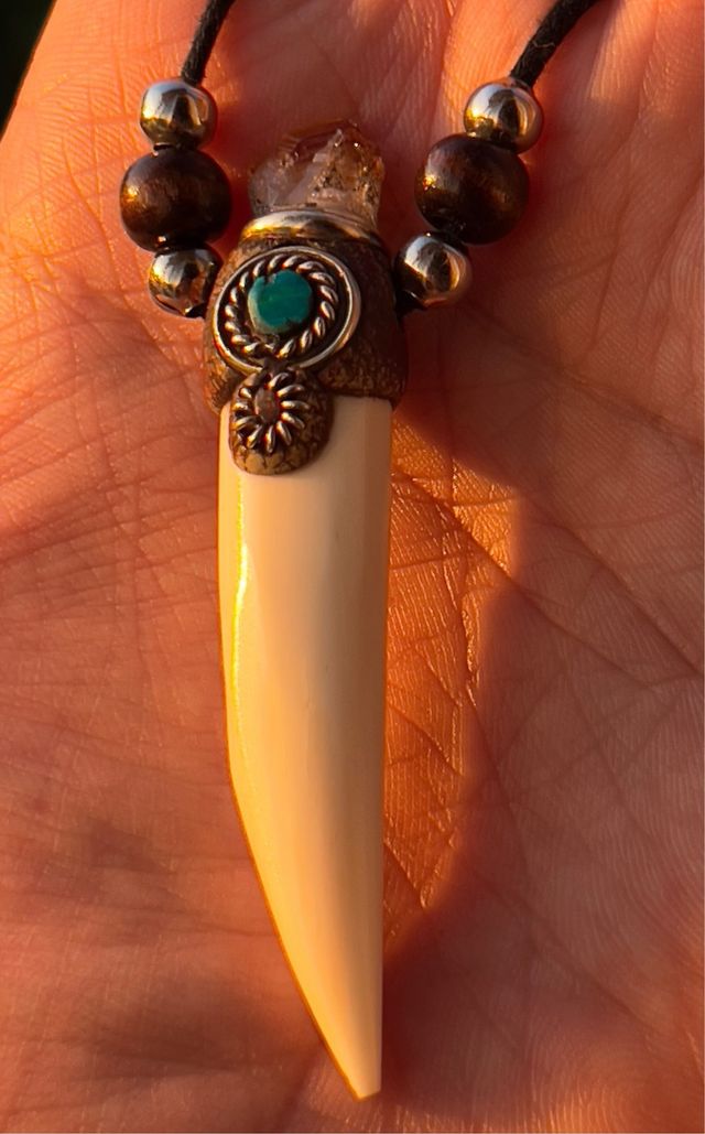 Colgante amuleto diente caimán turquesa y citrino