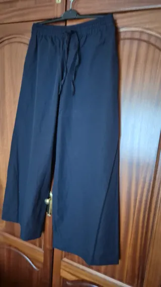 Pantalón azul marino oscuro ancho