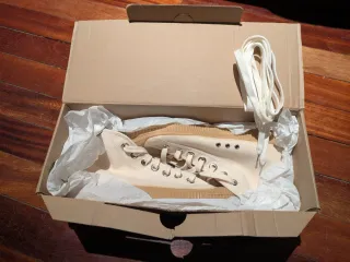 Zapatillas altas de tela tipo Converse, beige. 