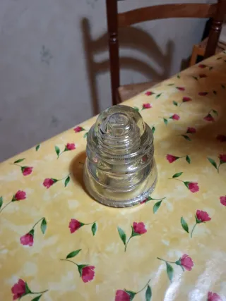 Aislador de tensión de vidrio