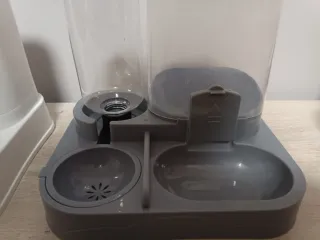 Distributore acqua e crocchette gatti