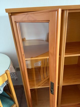 Vitrina de madera con puertas de cristal