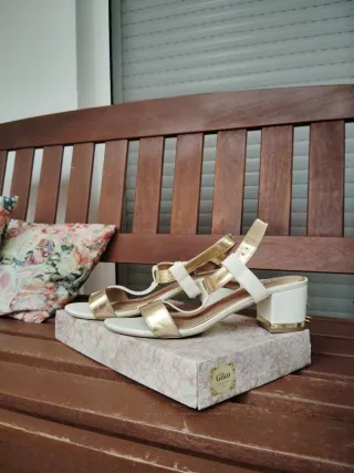 Sandalias de piel doradas y blancas