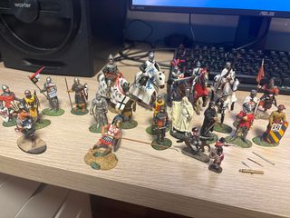 Vari soldati di piombo medievali