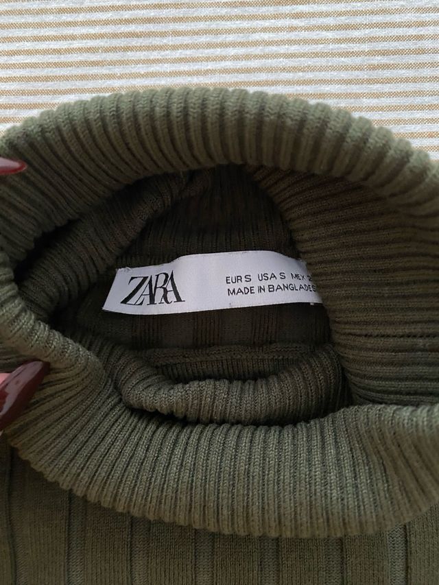 Jersey Zara cuello alto verde oliva