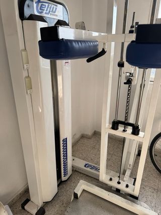 Máquina de gimnasio: sentadillas, gemelos, hombro.