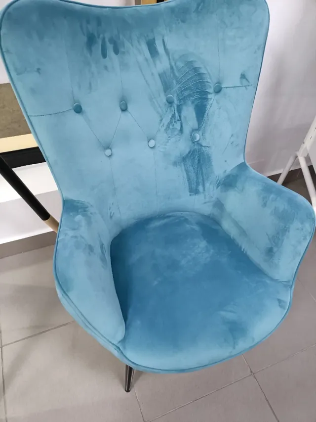 Butaca azul de terciopelo