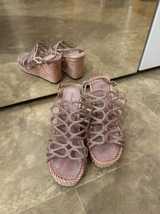 Sandalias doradas y rosas con cuña