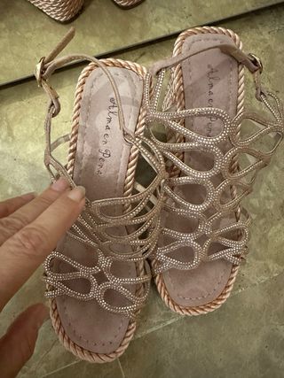 Sandalias doradas y rosas con cuña