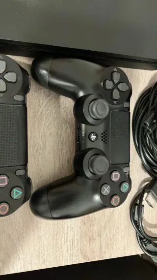 PS4 (PlayStation 4) 1TB Negra + 3 Juegos