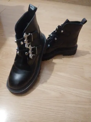 Botines negros con hebillas