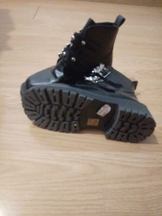 Botines negros con hebillas