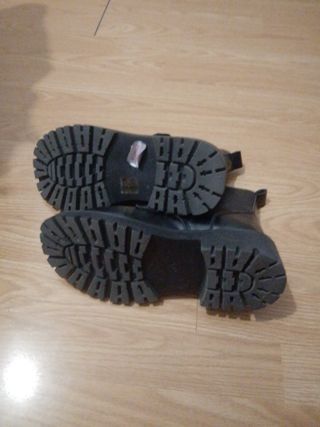 Botines negros con hebillas