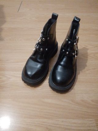 Botines negros con hebillas