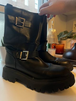 Botas negras con hebillas y plataforma