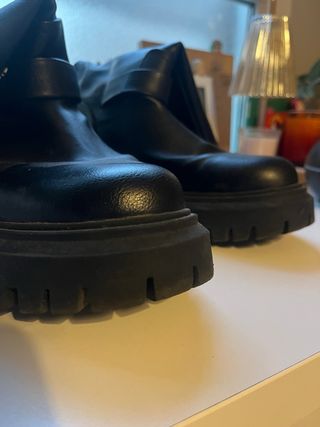 Botas negras con hebillas y plataforma