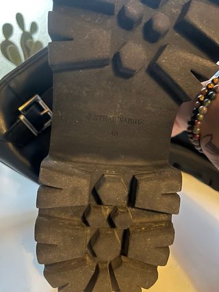 Botas negras con hebillas y plataforma