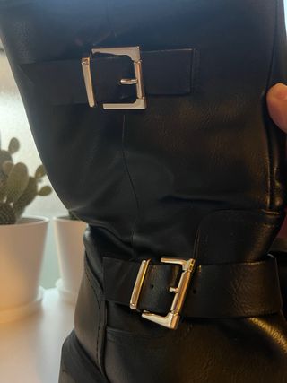 Botas negras con hebillas y plataforma