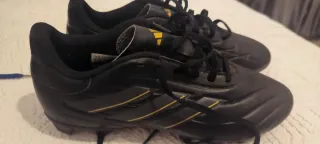 Botas de fútbol Adidas negras y amarillas