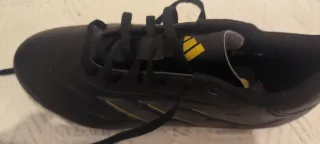 Botas de fútbol Adidas negras y amarillas