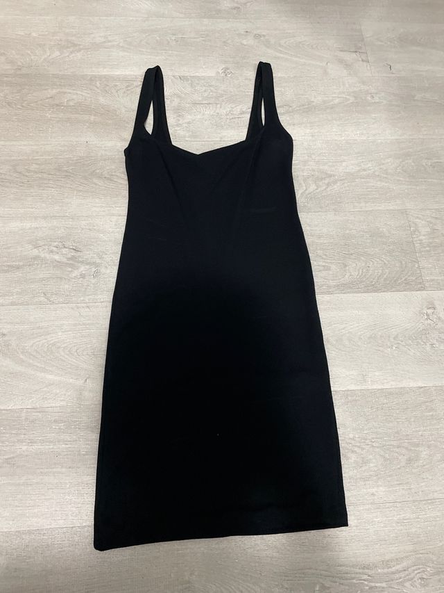 Vestido negro ajustado corto