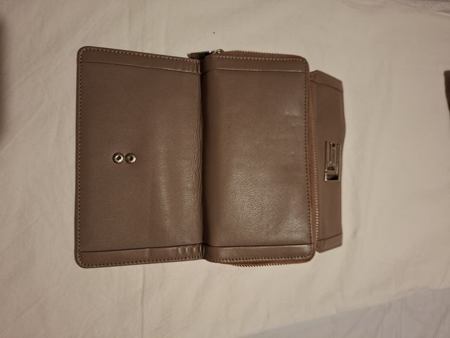 Cartera Beige con Logo Plateado