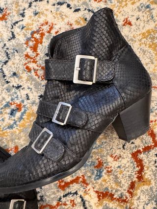 Botines Zara Piel Serpiente Hebillas