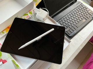 iPad 10.2 di settima generazione + Apple Pencil + tastiera