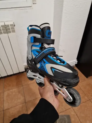 Patines en línea azules y negros con luces 
